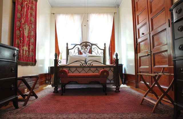 Lita's - Spectacular Sun-filled Parlor 1 Bedroom Suite in Harlem Landmark Area
