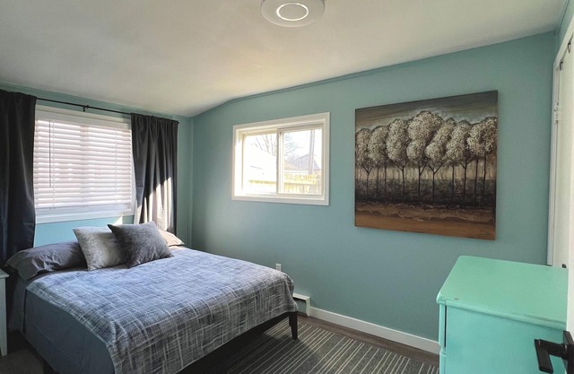 Little Blue on Second St! Cozy & close to the beach, pub, bar, and downtown!