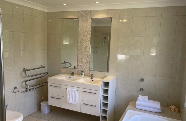 Little Gems whole house accomodation 200m from beach!