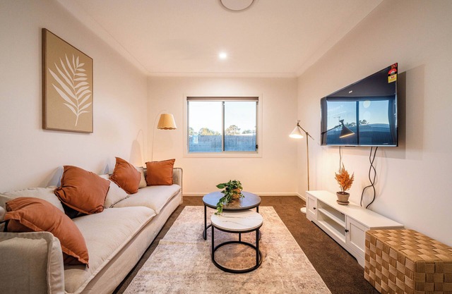 Little Hampton Retreat - Family Fun House w Pool