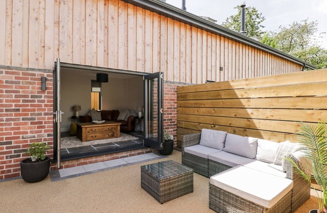LITTLE LUGG, romantic, character holiday cottage in Hereford