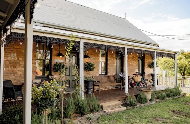 Little Milton restored Heritage Cottage 5 minutes walk to Harbour, Beaches & CBD