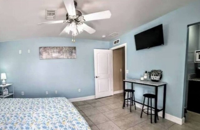 Little Skyway unit B