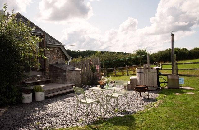 Little Wren - a cottage that sleeps 2 guests in 1 bedroom