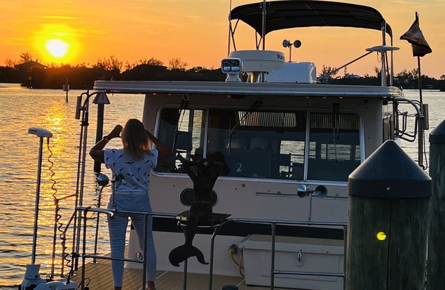 Live on the water in a Sarasota Houseboat in a beautiful setting.