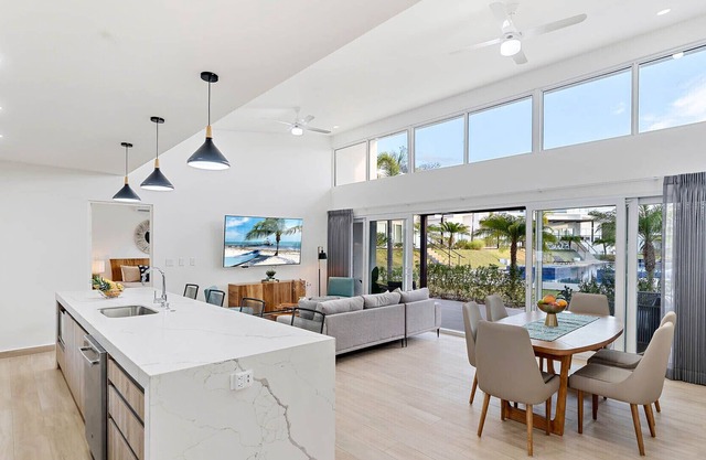 Live the Beach Life in Style: Very close to the Beach!