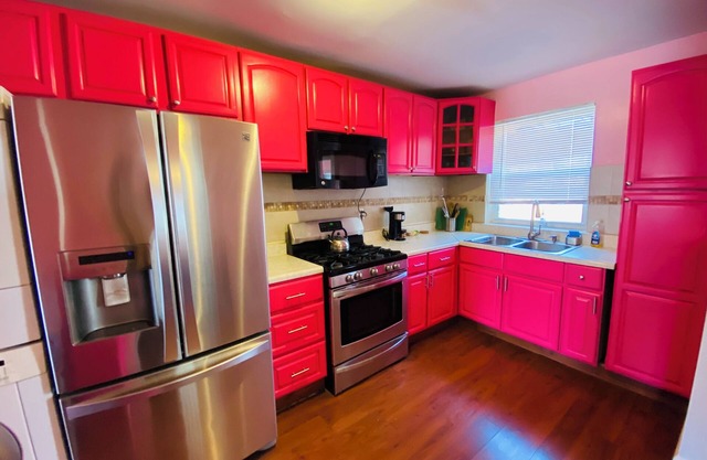 Live the Dream at NYC Barbie’s House: Chic 4-Bed, 2.5-Bath Bronx Getaway!