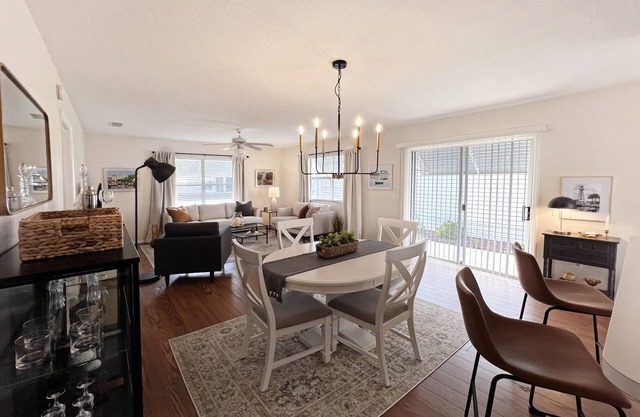 Living The Villages FL Lifestyle! Centrally located, close to entertainment