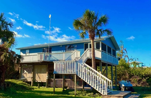 Living Well: Close to the beach and bay, large screened porch.a great value!