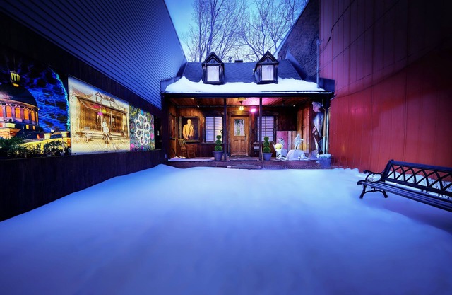 Locally Famous, Chic, Upscale + Parking + Backyard