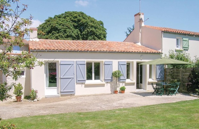 Located in the charming village of La Jonchère, this welcoming vacation home awaits you just ten min