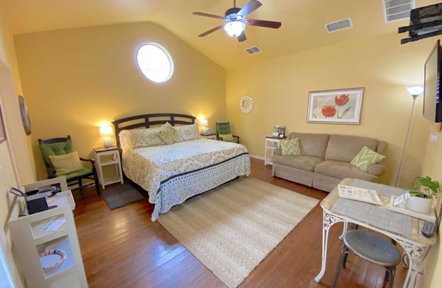 Located In The Heart Of Historic New Braunfels, Comal River & Schlitterbahn