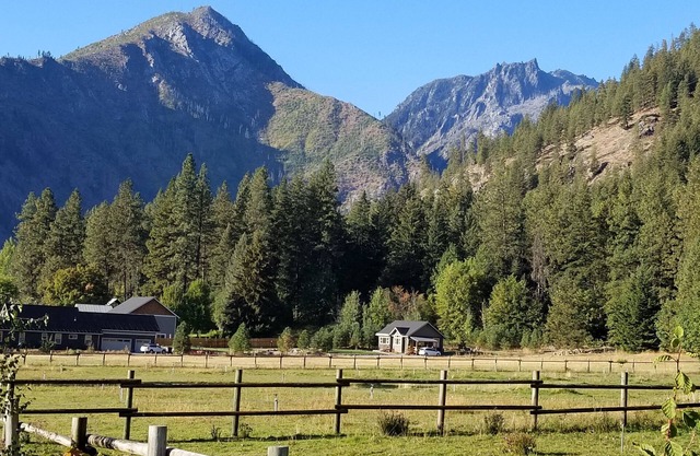 LOCATED ON ICICLE ROAD, 2 MILES FROM TOWN. HOT TUB AND BEAUTIFUL VIEWS