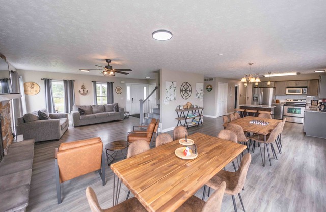 Located on the picturesque shores of Lake Cumberland. n