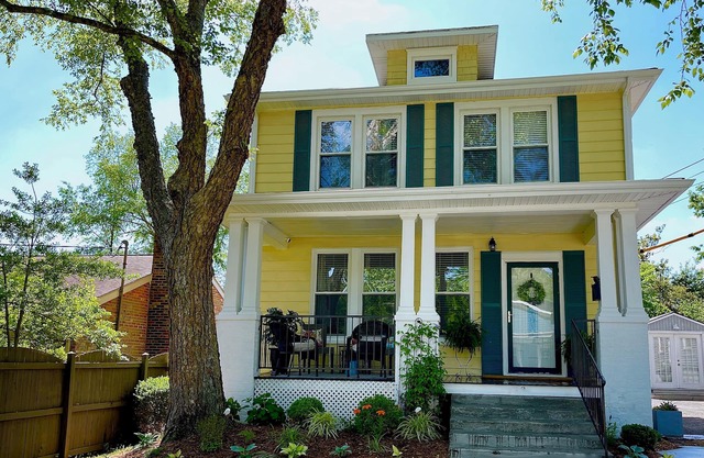 Location! Comfy Beds~Hot Tub~6mi KY Horse Park~Walkable