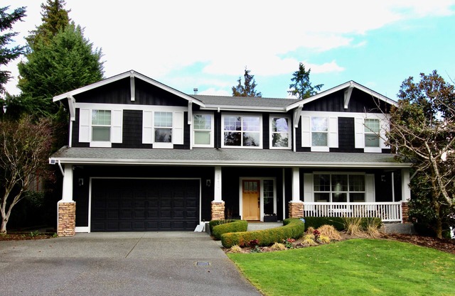 LOCATION JACKPOT Downtown Bellevue. Spacious, Beautiful, Hot Tub, Fire Pit