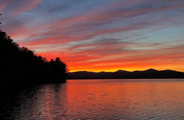 Location! Lakefront, 4 seasons, Private beach, Mountain views, SeaDoo rent