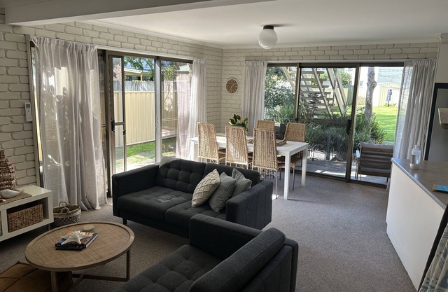 location location 5min walk to beach, lake, restaurants and shops