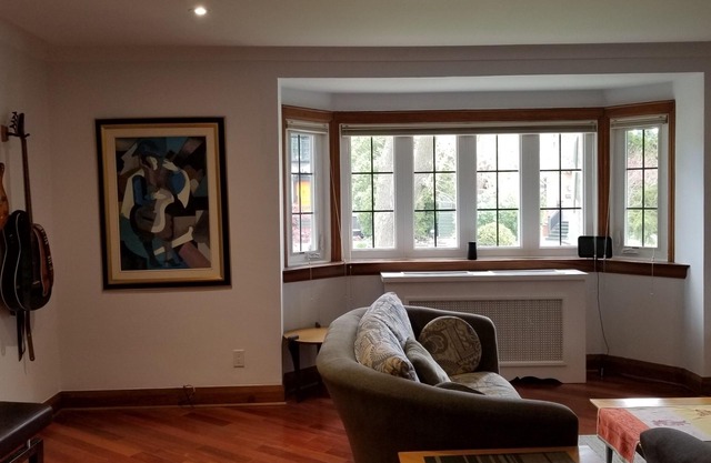 Location, location, location! Downtown Toronto. Maximum 4 people.
