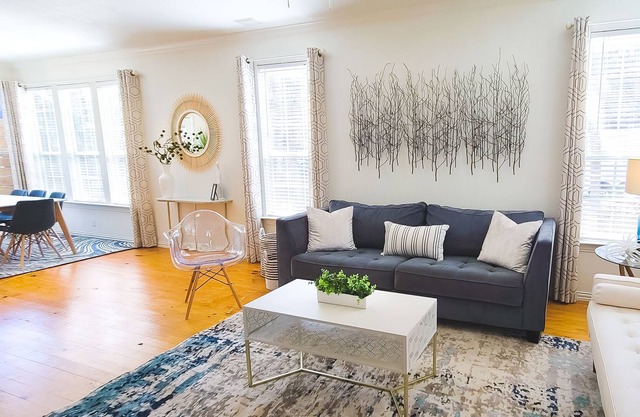 LOCATION!!! Modern & Bright Lake House 2 Mins to Lake!
