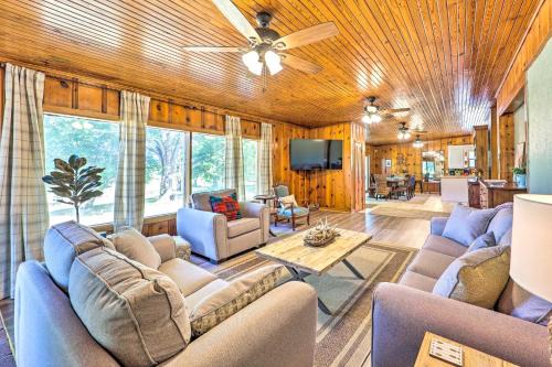 Lochview Lodge Idyllic Farmhouse in Grove!