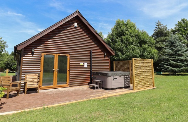 LODGE 1, pet friendly, character holiday cottage in South Hykeham