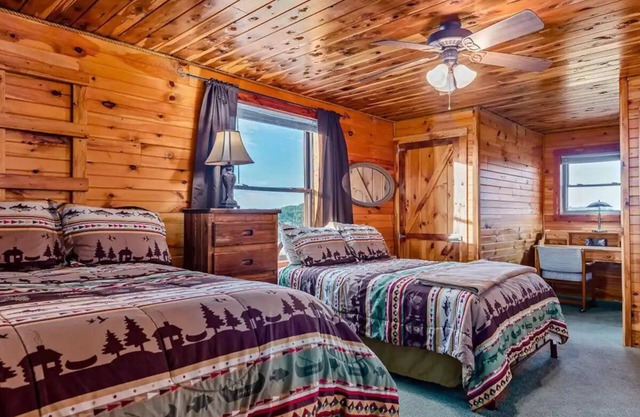Lodge at OZK Ranch- Incredible mountaintop cabin with hot tub and views