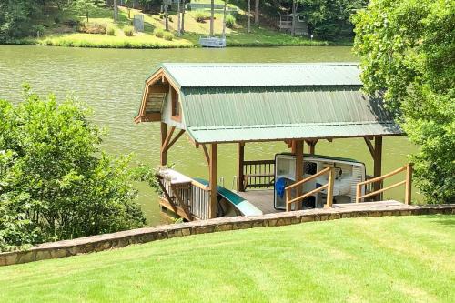 Lodge on Mirror Lake