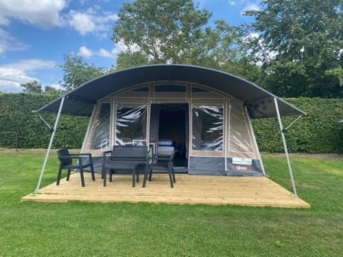 Lodge tent Eendje met privé sanitair