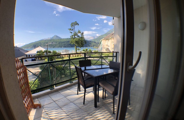 Lodging with terrace ON LAKE, in residence with PRIVATE BEACH and pontoon