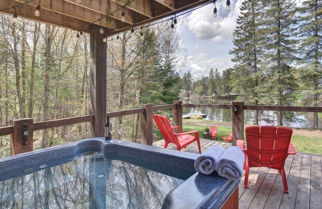 Loft 5 | Hot Tub | Sleeps 4 | Dog Friendly | Lake
