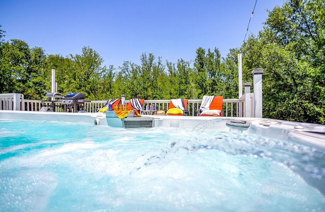 Loft Cabin with hot tub, fire pit, fishing, hiking