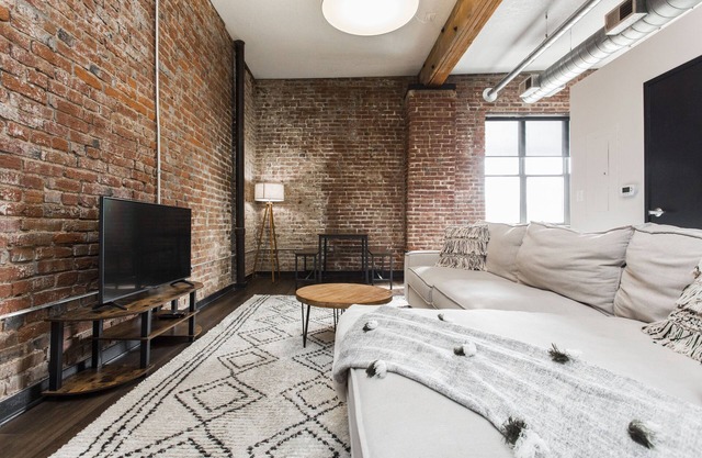 Loft in the Rivermarket District! Rooftop access and DT KC views. Walk to City Market, local coffee shops, restaurants, shops or hop on the free streetcar just steps away. Minutes from P&L, T-Mobile, Crossroads, Plaza. 10 min drive to stadiums.
