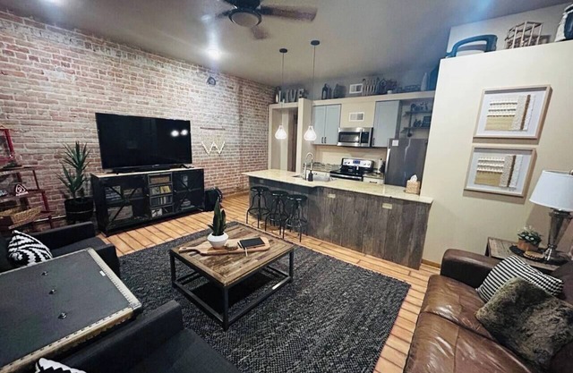 Loft on (F) St! 2 blocks to river! *No pet fee