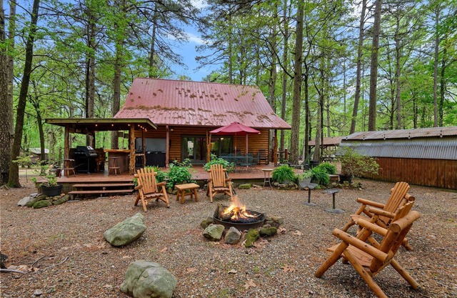 Loft sleeps 6 w/pool table & outdoor bar! Down the road from Choctaw Landing!