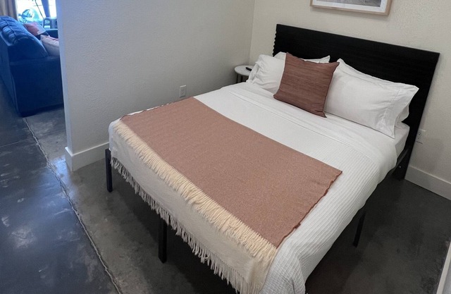 Loft steps away from restaurants & coffee shops