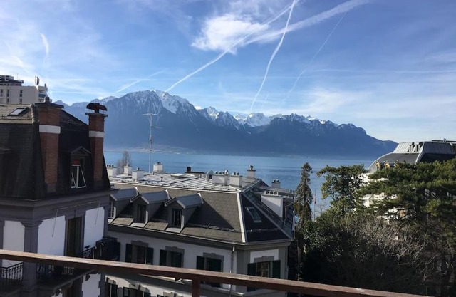 Loft with rooftop, stunning view of the lake!