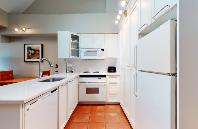 Lofted Village studio with fireplace, gym & easy walking access to slopes