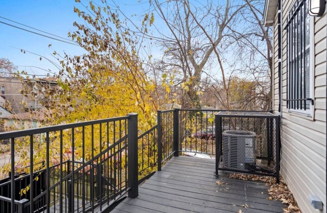 Lofty Priv Apt, laundry, one block from train
