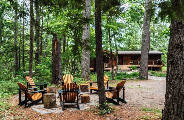 Log Cabin Couple's Getaway - Waterfront, 18 Acres