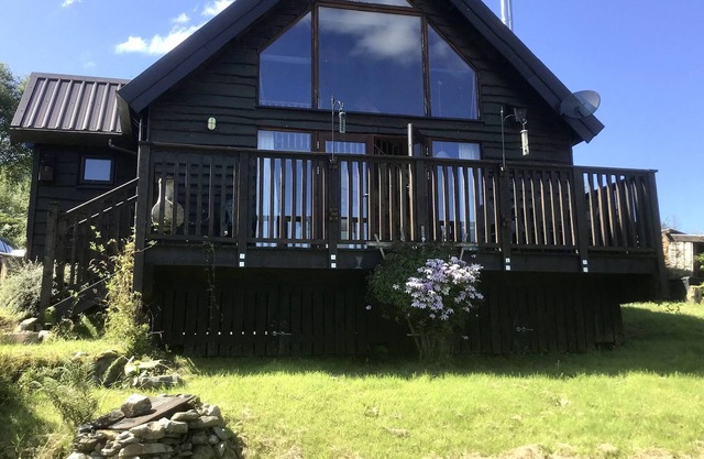 LOG CABIN Master Galleried Bedroom 2 Bathrooms Wood Burner Loch & Mountain Views