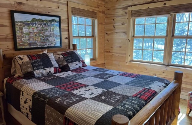 Log Cabin on Serene Goshorn Lake, Minutes From Vibrant Saugatuck & Douglas