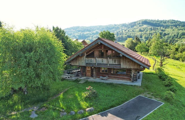 Log cabin, private jacuzzi, pool and sauna access, near La Bresse