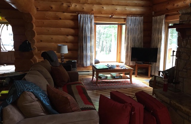 Log Cabin Retreat on Mississippi River, hot tub, sleeps 6