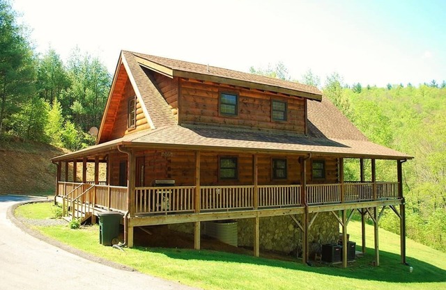 Log Cabin w/4 BR,PetFriendly,Hot Tub,WIFI,Covered Deck,Gameroom,Fireplace
