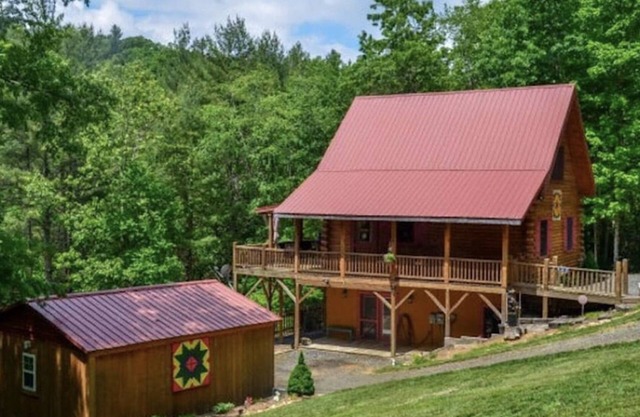 Log Cabin w Hot Tub, Roaring Creek. Cabin& road are safe & ready for your visit!