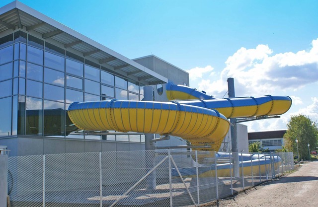 Log cabin with large plot and fence - - with fiber optic W-LAN