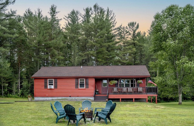 Log Haven: private 3 bedroom log cabin, sleeps 6, AC, media room, pet friendly!
