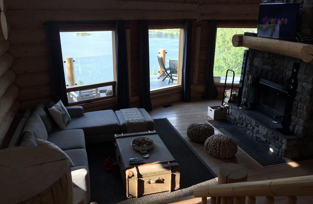 Log Home Getaway, Situated On 24 Acres With Private Access To Lake.