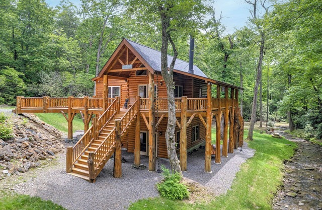 LOG HOME - NEXT TO CREEK/FIREPLACE/HOT TUB/HIKING TRAILS/PET FRIENDLY